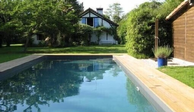 CHARMING LANDESE HOUSE, unoverlooked swimming pool CLOSE TO THE OCEAN AND LAKE