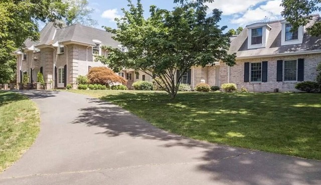 Charming, Large Cozy 1-bedroom house in fabulous Berlin with WiFi, near Hartford