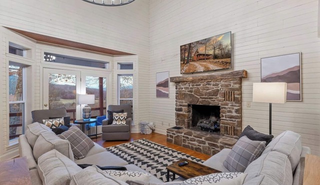 Charming Large Farm House/Hot Tub & Game Room