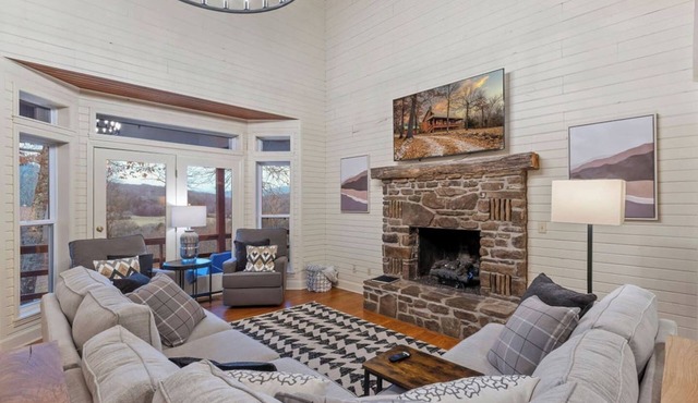 Charming Large Farm House/Hot Tub & Game Room