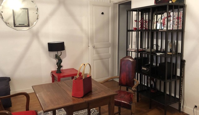 Charming large Studio Center Paris, the lively and fashionable neighborhood