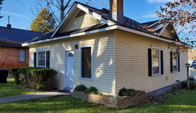 Charming Lava Cottage steps from delightful Main Street!