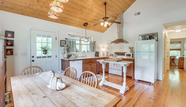 Charming Lawley Cottage: Deck, Fire Pit & Yard!