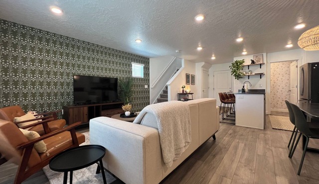 Charming Layton Townhome. Cozy home near Hill AFB, Lagoon & Snow Basin.