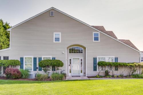 Charming Lewes Townhome with Sunroom 5 Mi to Beach!