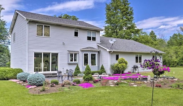 Charming Lewiston Apt: 10 Miles to Niagara Falls!