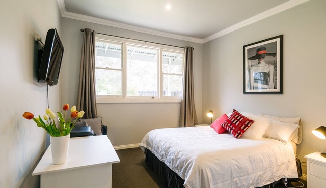 Charming light filled cottage 15mins out of Bendigo on large block.