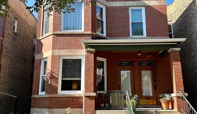 Charming, light-filled garden unit in Roscoe Village!