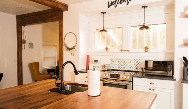 Charming Lincoln Gem: Sleeps 10, perfect for families!