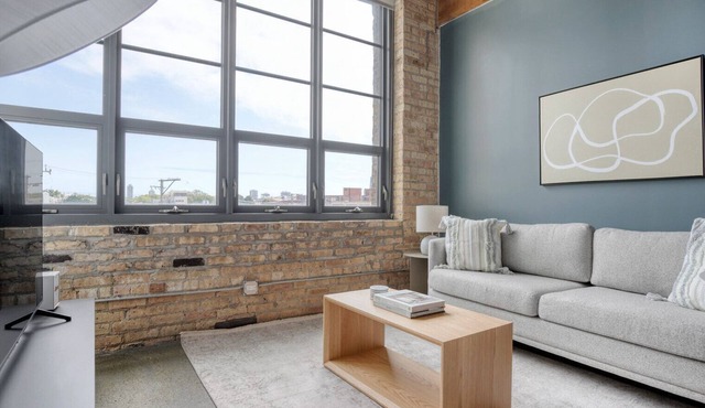 Charming Lincoln Park 2BR w/W/D, Gym & Roof, nr I-90, by Blueground