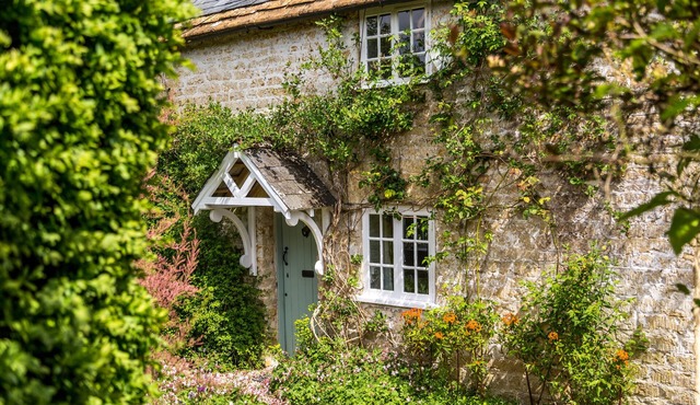 Charming Listed Cottage in rural West Dorset (Pet Friendly)