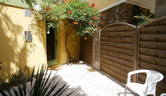 Charming little air-conditioned house with terrace and enclosed garden