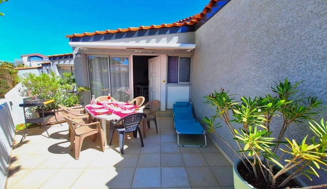 Charming little air-conditioned villa with swimming pool - Close to the sea and shops