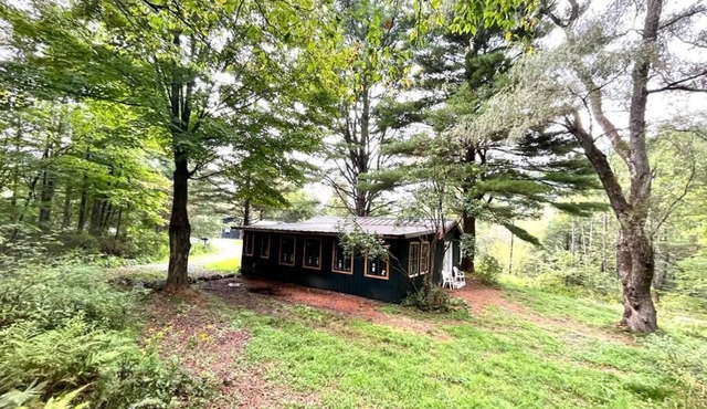 Charming Little Cottage with Mountain Views and Cozy Fireplace