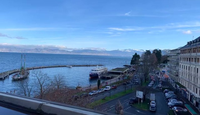 Charming little studio with lake and mountain views from the bed.