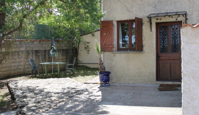 Charming little holiday home with garden near Montpellier