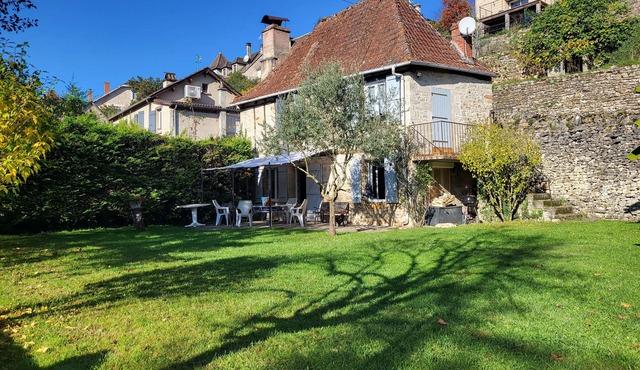 CHARMING LITTLE HOUSE IN LOT IN STONE AND STUD