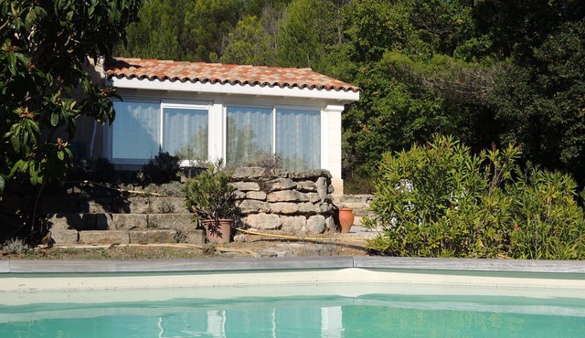 Charming little house with pool at the foot of the Luberon