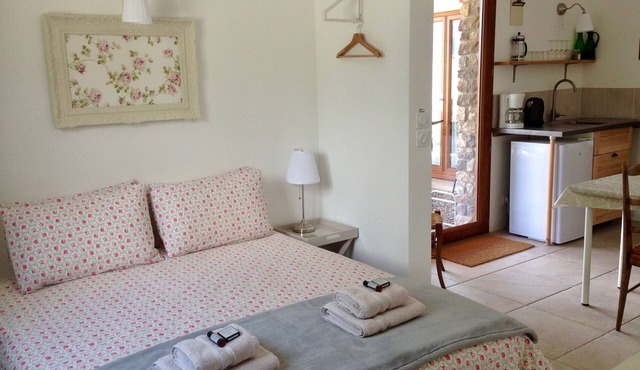 Charming Little Studio Room in Tranquil Hamlet 4km from Chorges. Perfect for 2.