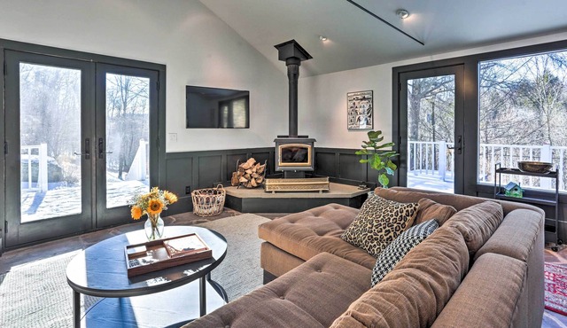 Charming Livingston Manor Cabin w/ Hot Tub!