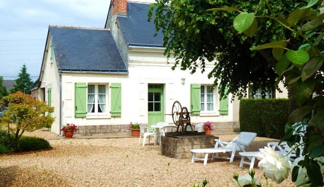 Charming Loire Riverside Cottage with Spacious Garden, Near Saumur Attractions