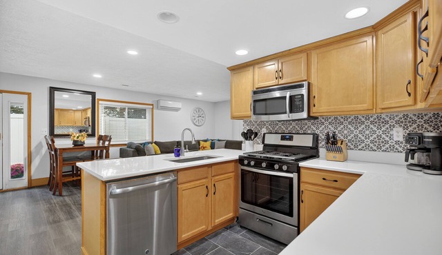 Charming LO Home - Private 1st Floor, King Bed, Stocked Kitchen w/Fenced Yard
