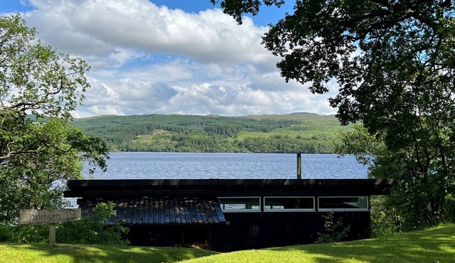 Charming loch side log cabin with hot tub & stunning views across loch