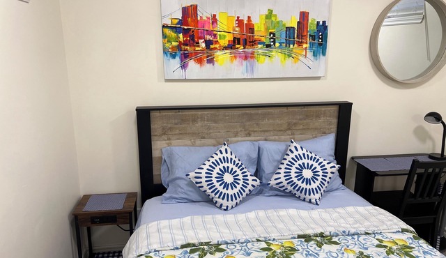 Charming lodge in beautiful Toronto with WiFi, AC, Female Only