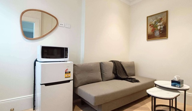 Charming lodge with AC, mins walk to SYDU and bus stop