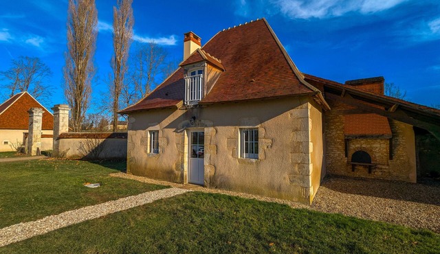 Charming lodge with parking, pets allowed, near Château de Clavières