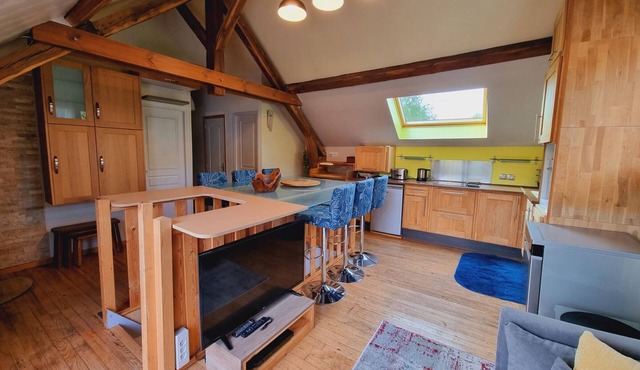 Charming Loft Above Organic Shop: 4 Bedrooms, Terrace, Near Hiking Trails & Golf