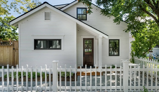 Charming Loft Bedroom Cottage in Downtown White, 1 block away from everything