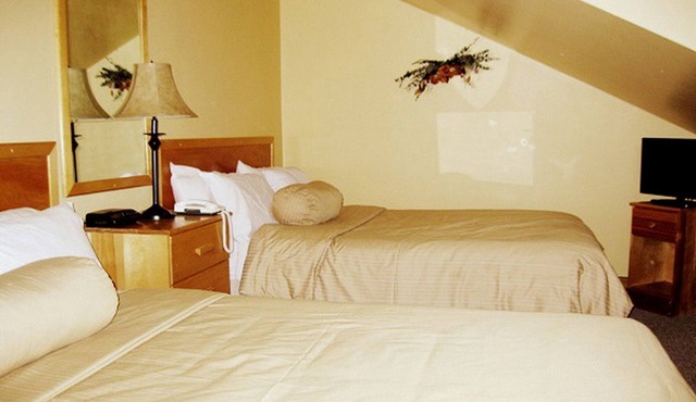 Charming Loft Rooms with Fireplace at Cochrane, Ontario