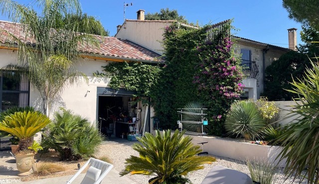 Charming loft-style house in a quiet location in the Alpilles near the town center