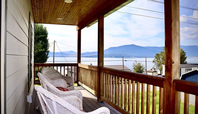 Charming Loft with Panoramic Lake Views