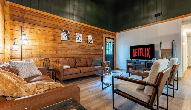 Charming Log Cabin Retreat - Minutes from fly fishing!