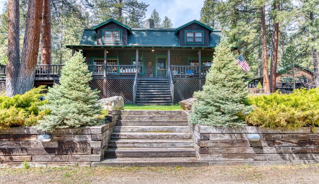 Charming Log Cabin close to Lake & Mountain Activities