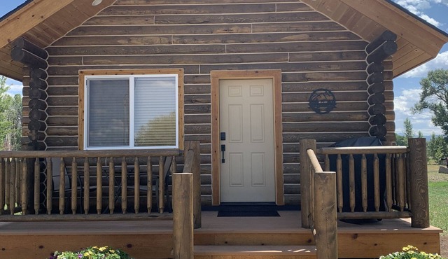 Charming Log Cabin close to GTNP with fishing access nearby