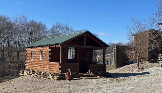 Charming Log Cabin in Hocking Hills Old Man's Cave