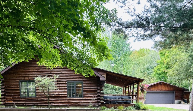 Charming log cabin in the woods. Access to utv/snowmobile trails and lakes.