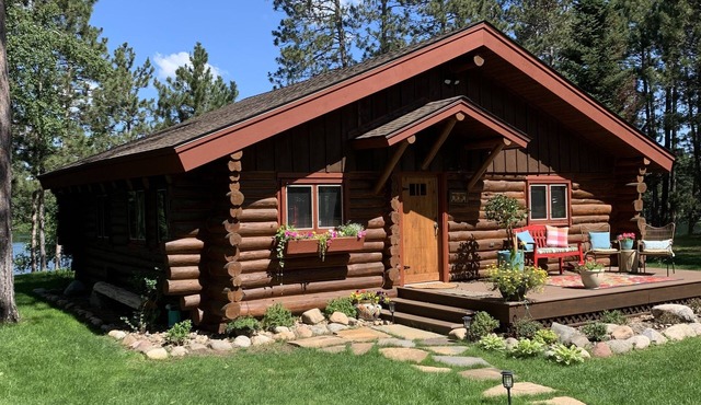 Charming Log Cabin on beautiful environmental lake