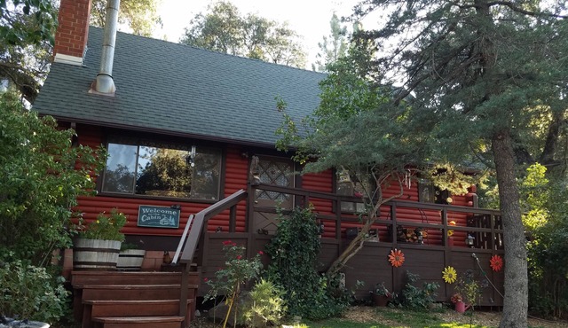 Charming log cabin surrounded by the hills of the Cleveland National Forest