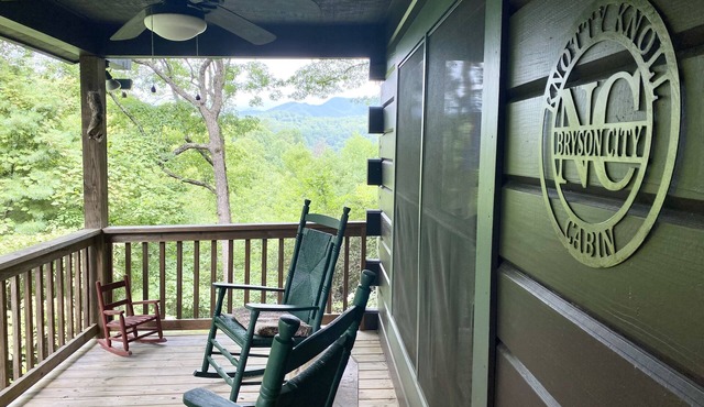 CHARMING LOG CABIN.Views.Secluded.Hot Tub.Game Room.Fire Pit.Close to Town