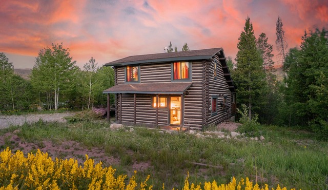 Charming Log Cabin w/Hot Tub in Winter Park, CO