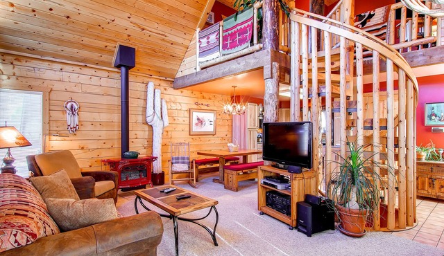 Charming log cabin w/restful hot tub, perfect moments maker with your pups!