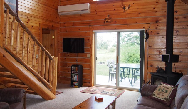 Charming Log Cabin with Wood Burning Fireplace – 1 mile from Downtown Hayward