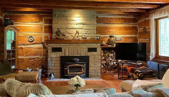 Charming Log Home - 25 private acres in Caledon