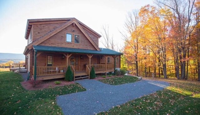 Charming Log Home with Beautiful Mountain Views
