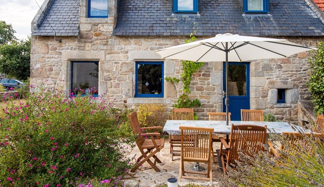 Charming longère in a quiet location 5 minutes from a large sandy beach.