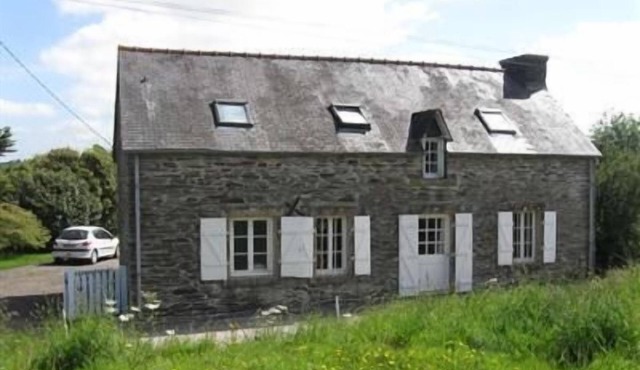 Charming longère in local stone in a calm and green setting